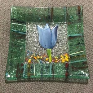 Merino glass decorative plate with tulip